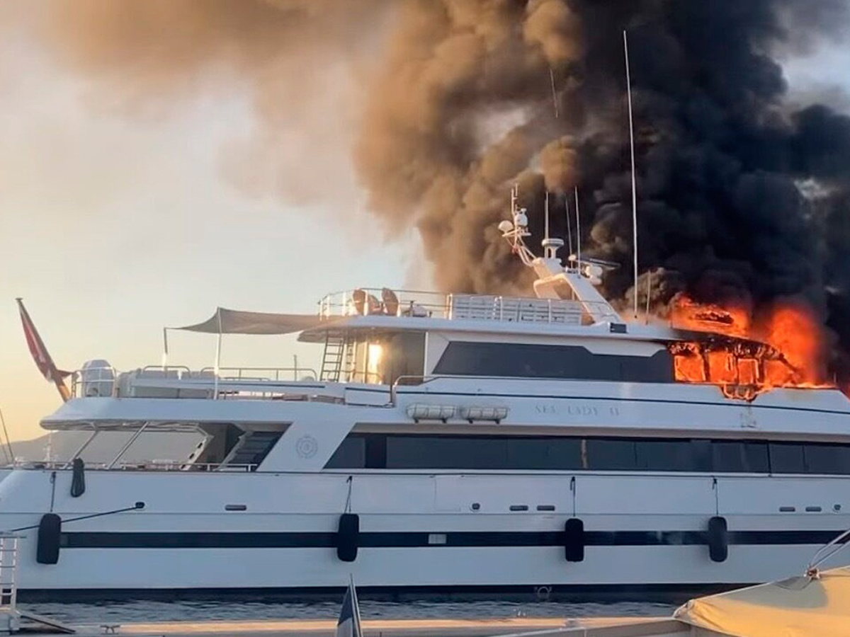 В порту Сен-Тропе была зафиксирована на видео 41-метровая суперъяхта Sea Lady II, охваченная пламенем0