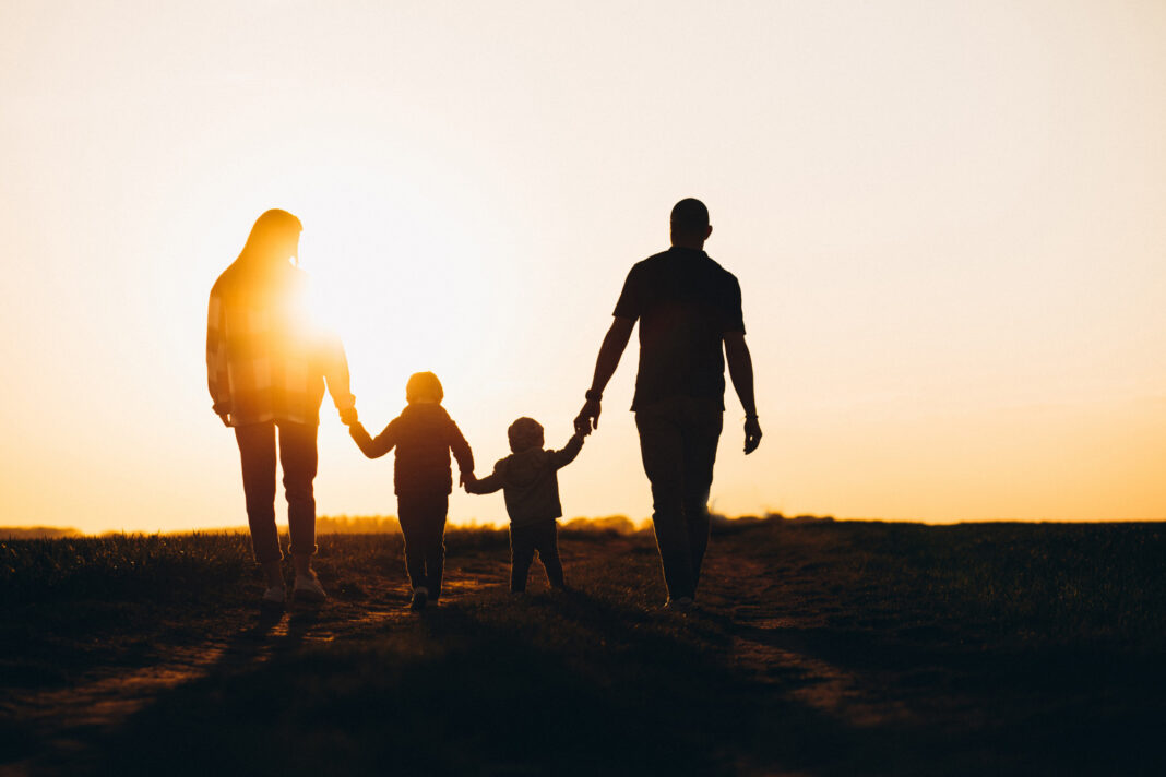happy-family-silhouette-sunset0