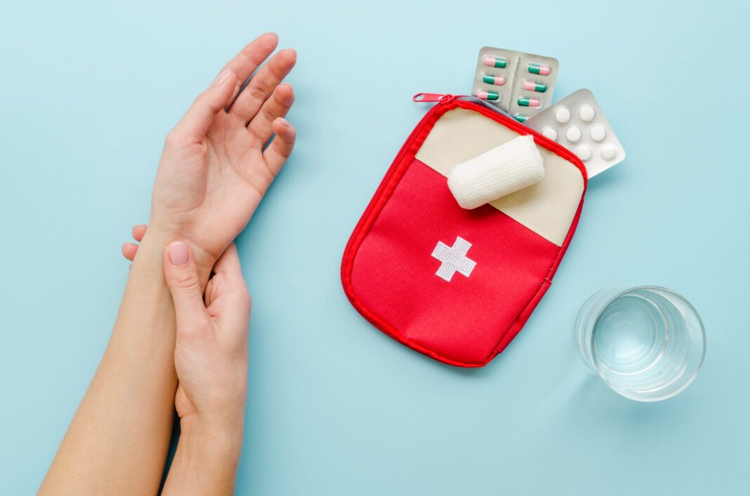close-up-hands-with-pills0