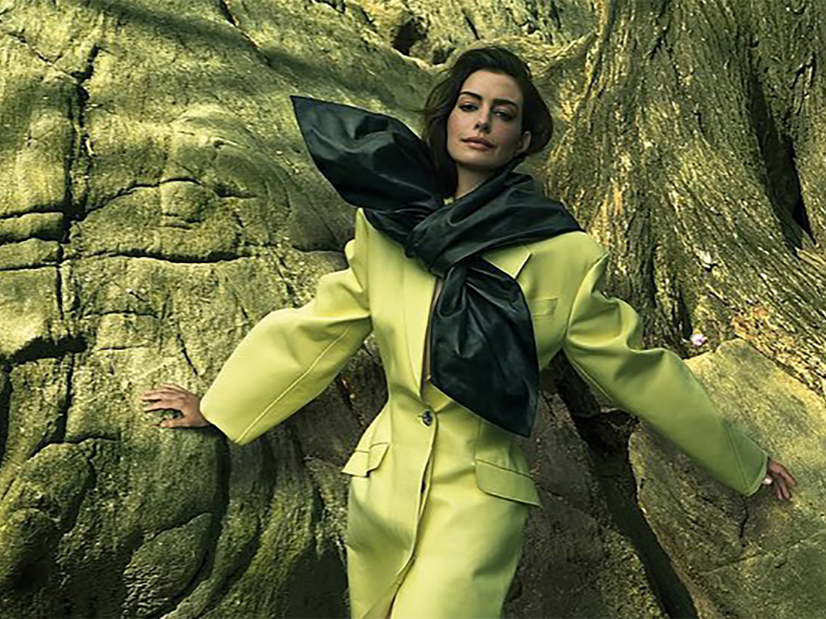 Энн Хэтэуэй продемонстрировала грудь на снимке, позируя для Vogue0