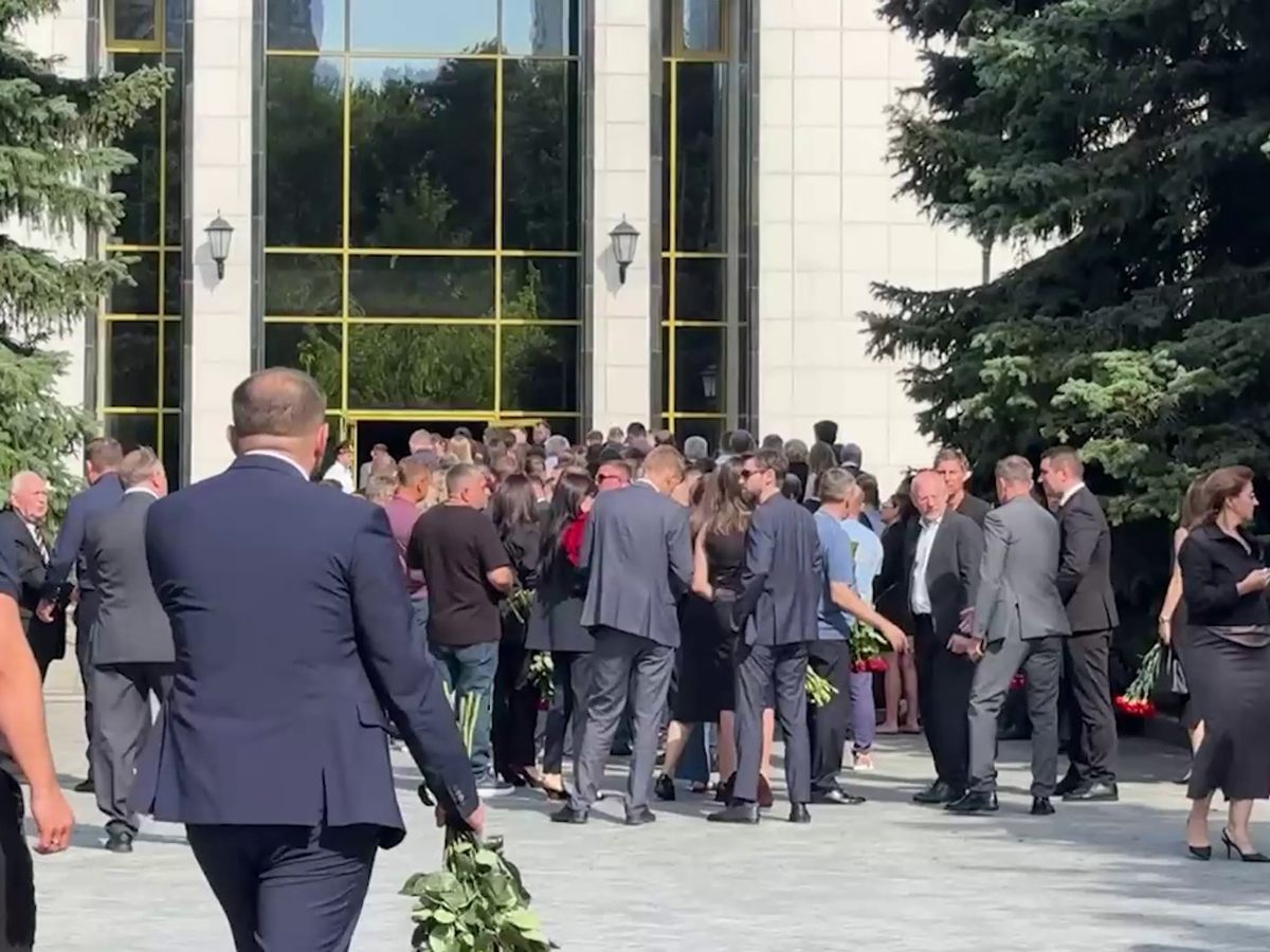 «Он был человеком с высоким моральным обликом»: СМИ узнали, кто пришел на прощание с Романом Старовойтом0