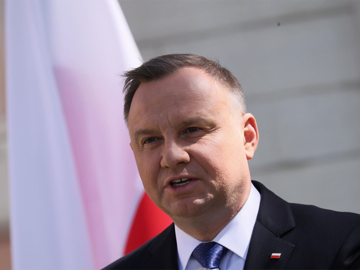 Президент Польши Анджей Дуда упал в воду во время серфинга на глазах у журналистов0