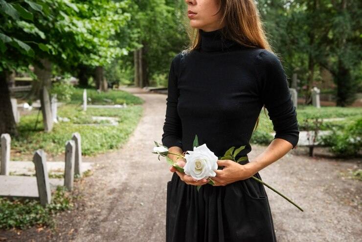 РПЦ разъяснила, можно ли целовать памятник на кладбище0