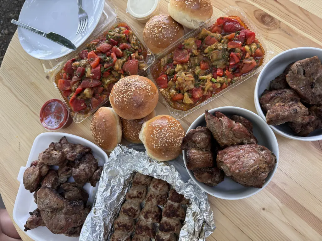 Как в Грузии мариновать мясо для шашлыка без уксуса, майонеза и соевого соуса: рецепт, который тает во рту