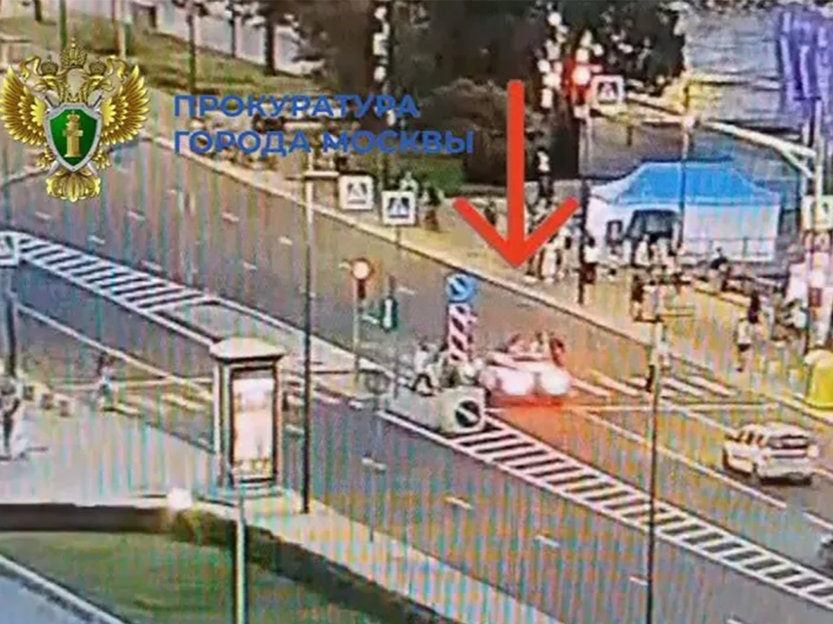 В Москве кроссовер на пешеходном переходе сбил пятерых человек и скрылся с места происшествия, попав в объектив камеры видеонаблюдения0