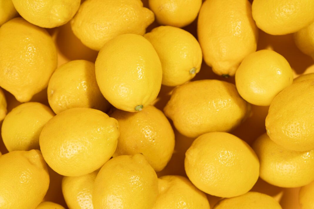 close-up-bunch-of-raw-lemons0