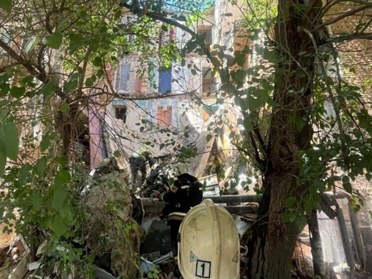 В Астрахани обвалился подъезд многоэтажного дома: под завалами могут находиться люди0