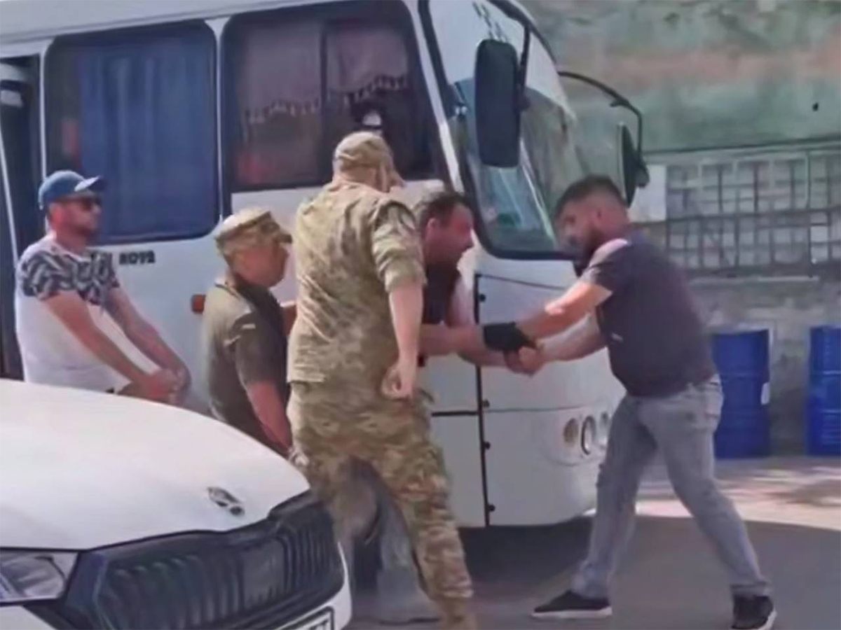 «Люди уходят в землю»: шокирующие кадры из Одессы потрясли Киев0