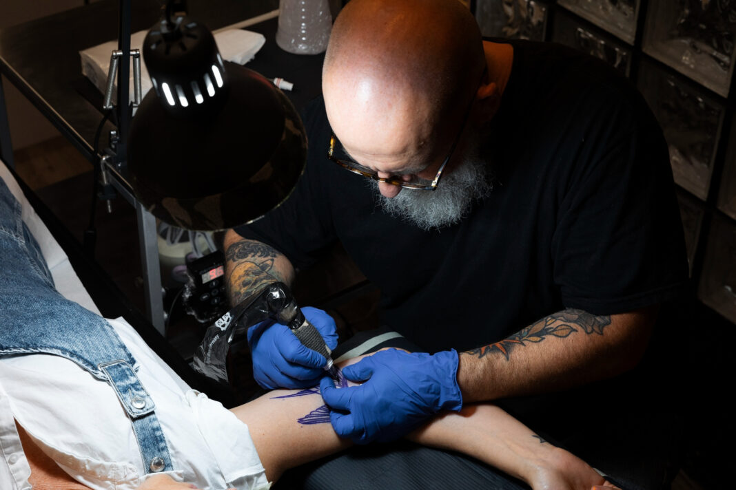experienced-tattoo-artist-working-client-tattoo0