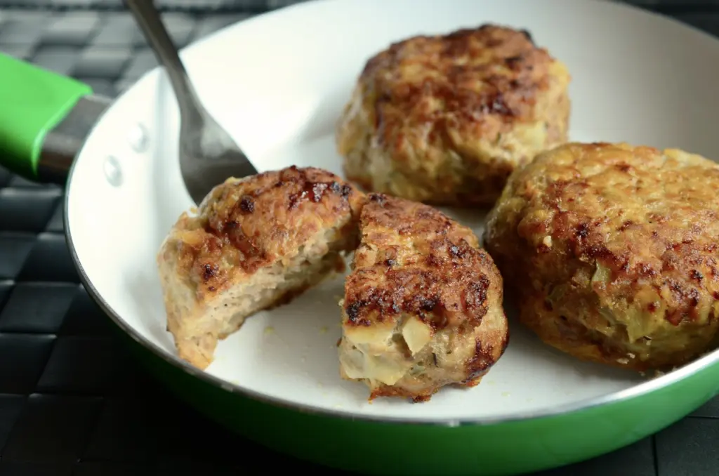 Две ложки в мясной фарш — и котлеты становятся просто великолепными: на выходе они сочные, мягкие и плавящиеся во рту — в сто раз вкуснее, чем в ресторане