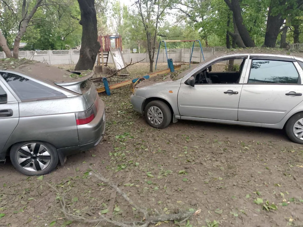 Запорожская область, губернатор: в результате обстрела противником территории детской площадки в городе Васильевка пострадали двое детей: девочка 2016 года рождения и мальчик 2018 года рождения