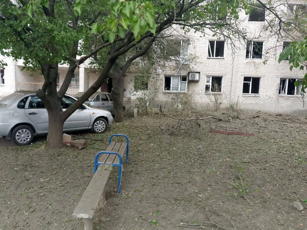 Запорожская область, губернатор: в результате обстрела противником территории детской площадки в городе Васильевка пострадали двое детей: девочка 2016 года рождения и мальчик 2018 года рождения