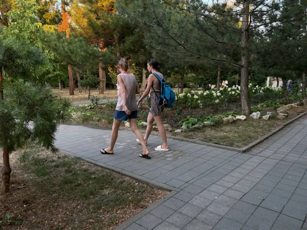 Как эффективно общаться с неуважительными людьми: 5 стратегий для сохранения достоинства