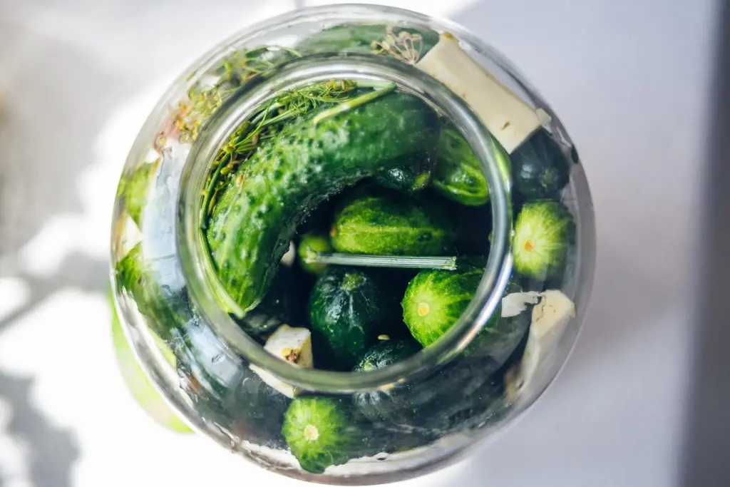 Лёгкий способ засолки огурцов без кипятка, сахара и уксуса — вкусные запасы на зиму, которые вас удивят