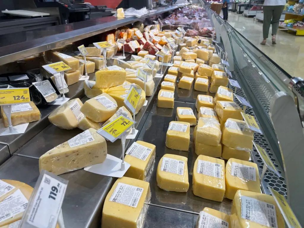 Как за пару секунд научиться отличать настоящий сыр от сырного продукта и не покупать пустышки