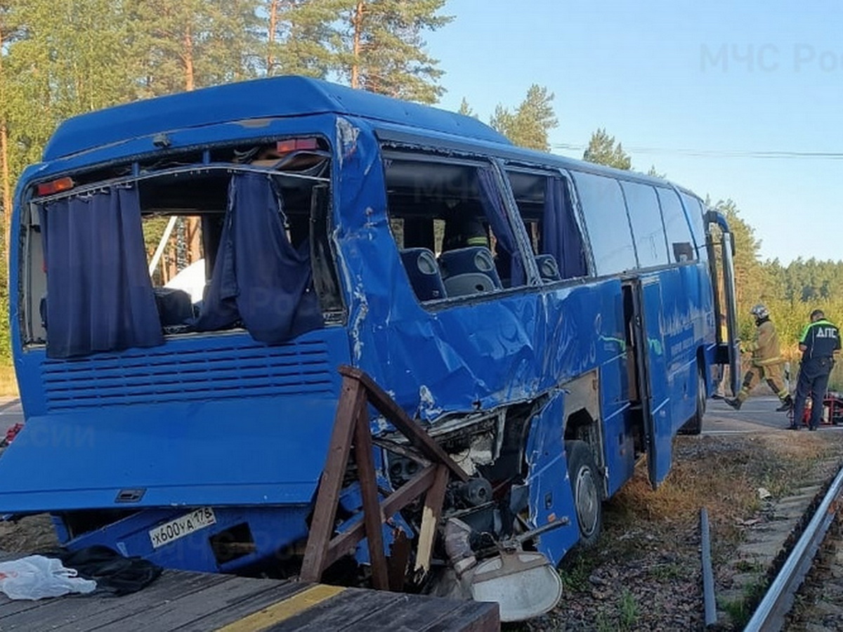 Поезд в Ленобласти столкнулся с экскурсионным автобусом на ж/д переезде: жертвы и пострадавшие0
