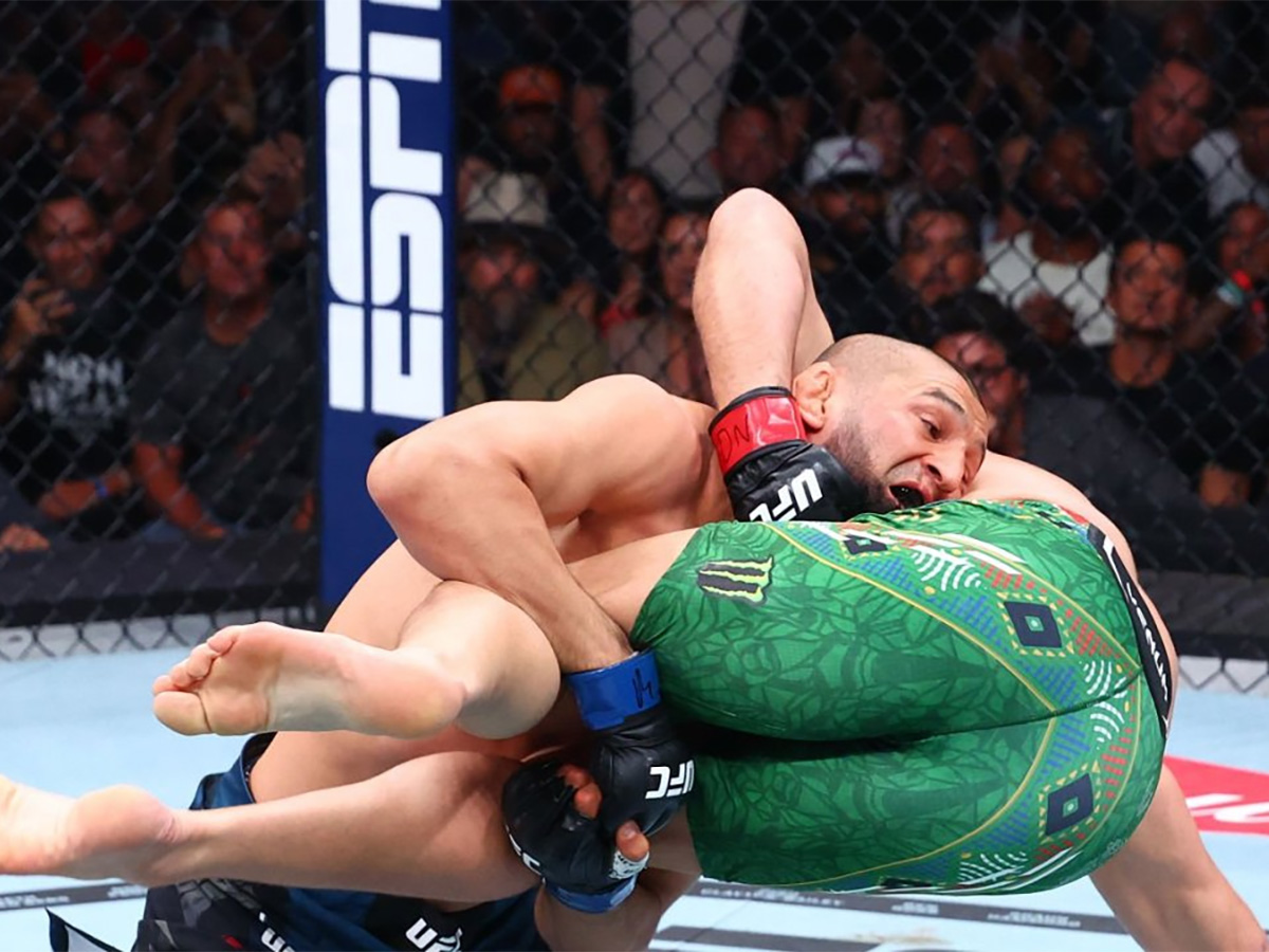 Хамзат Чимаев одержал победу над Дрикусом дю Плесси и стал чемпионом UFC0