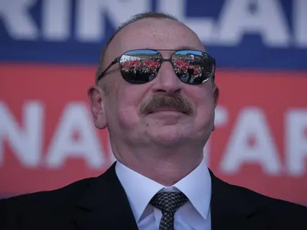 СОБР с кувалдой: зачем силовики пришли в офис азербайджанского миллиардера в Москве и какой сигнал это посылает диаспоре и Алиеву0