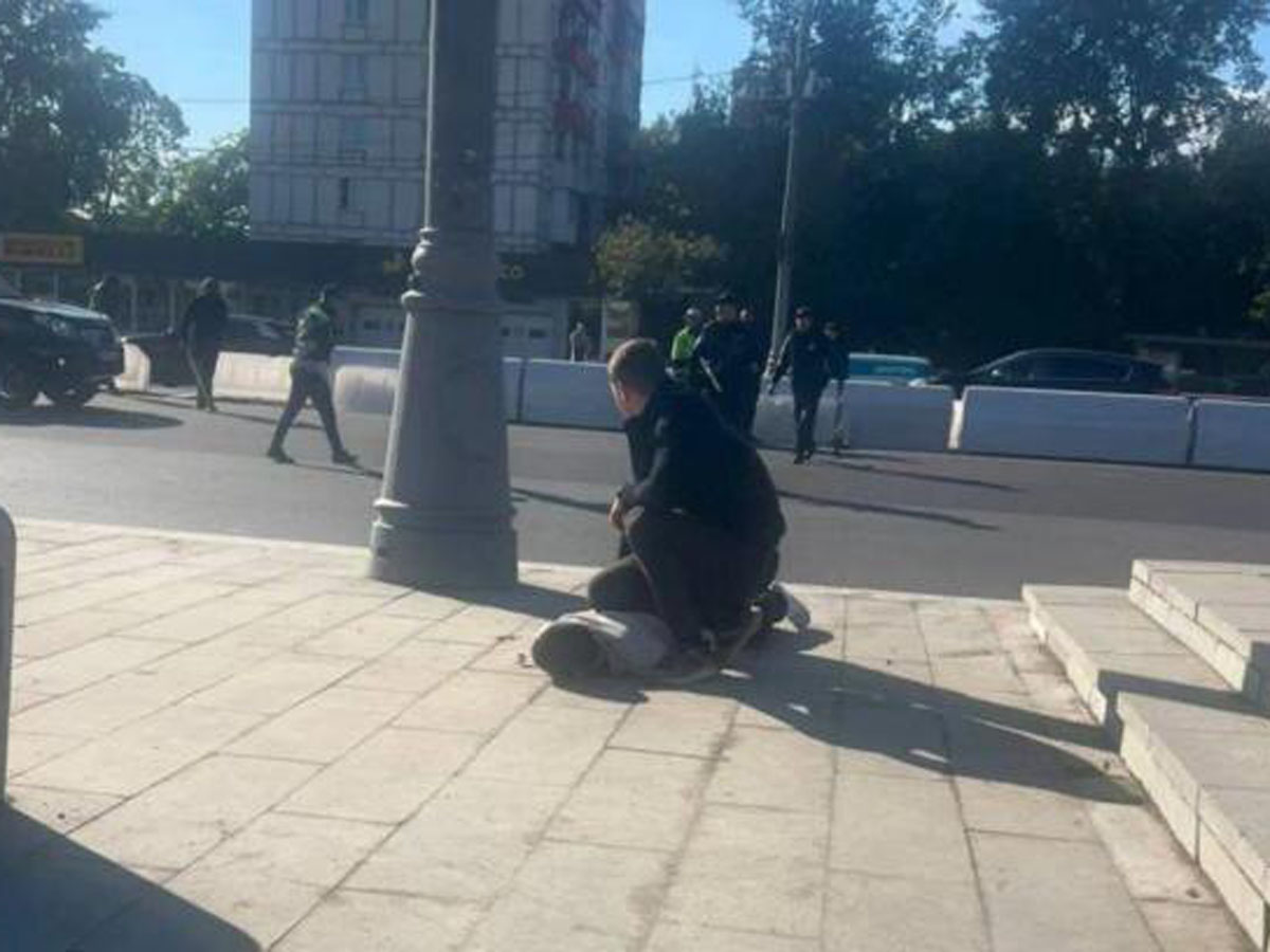 Иностранец атаковал полицейских с ножом и коктейлем Молотова в Москве0