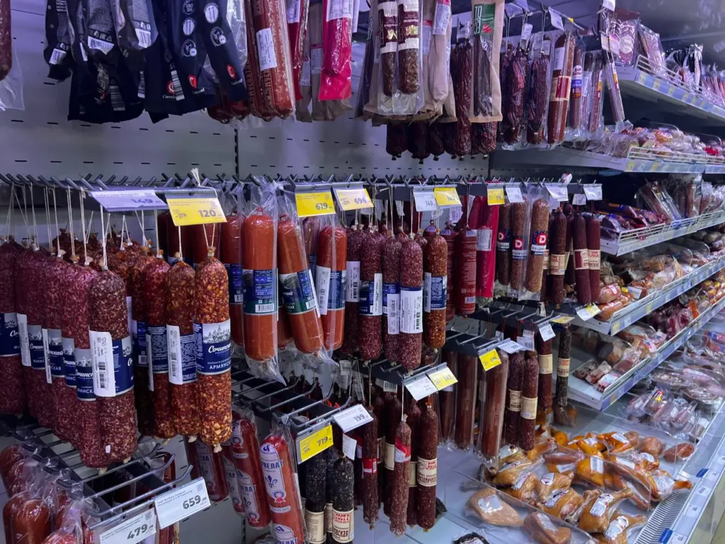 Если на этикетке колбасы увидите эти 2 странных слова, лучше отложите продукт — его не стоит давать даже животным