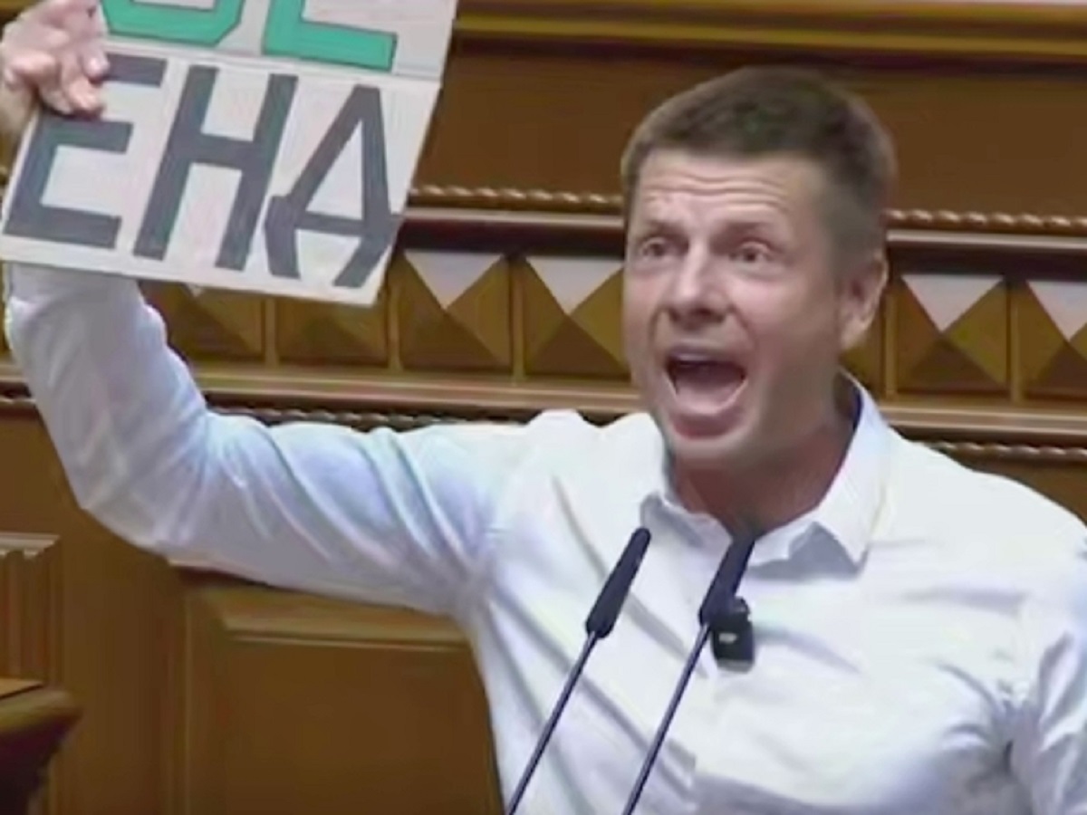 Депутаты Рады угрожали Зеленскому и подрались в прямом эфире: скандал вокруг второго срока0