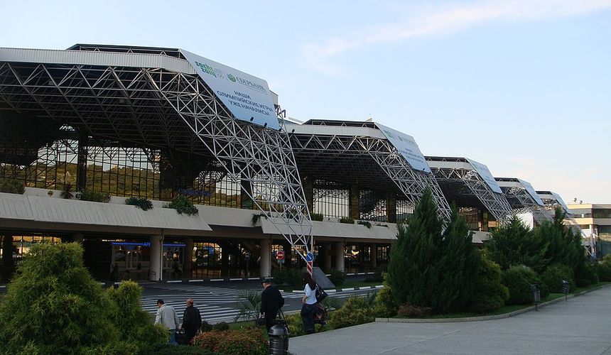 После ночного «ковра» в аэропорту Сочи задерживаются 50 рейсов