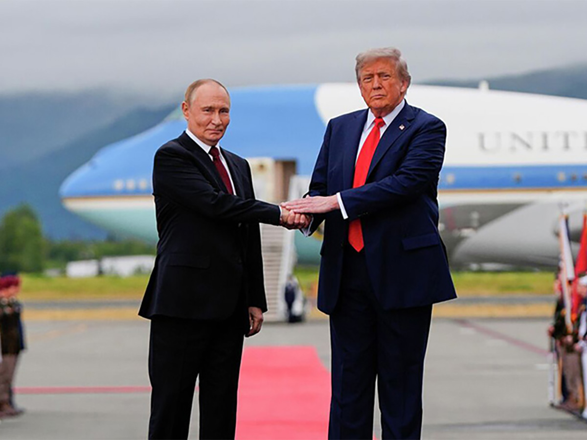 На снимке Трампа и Путина обнаружили «путешественника во времени»0