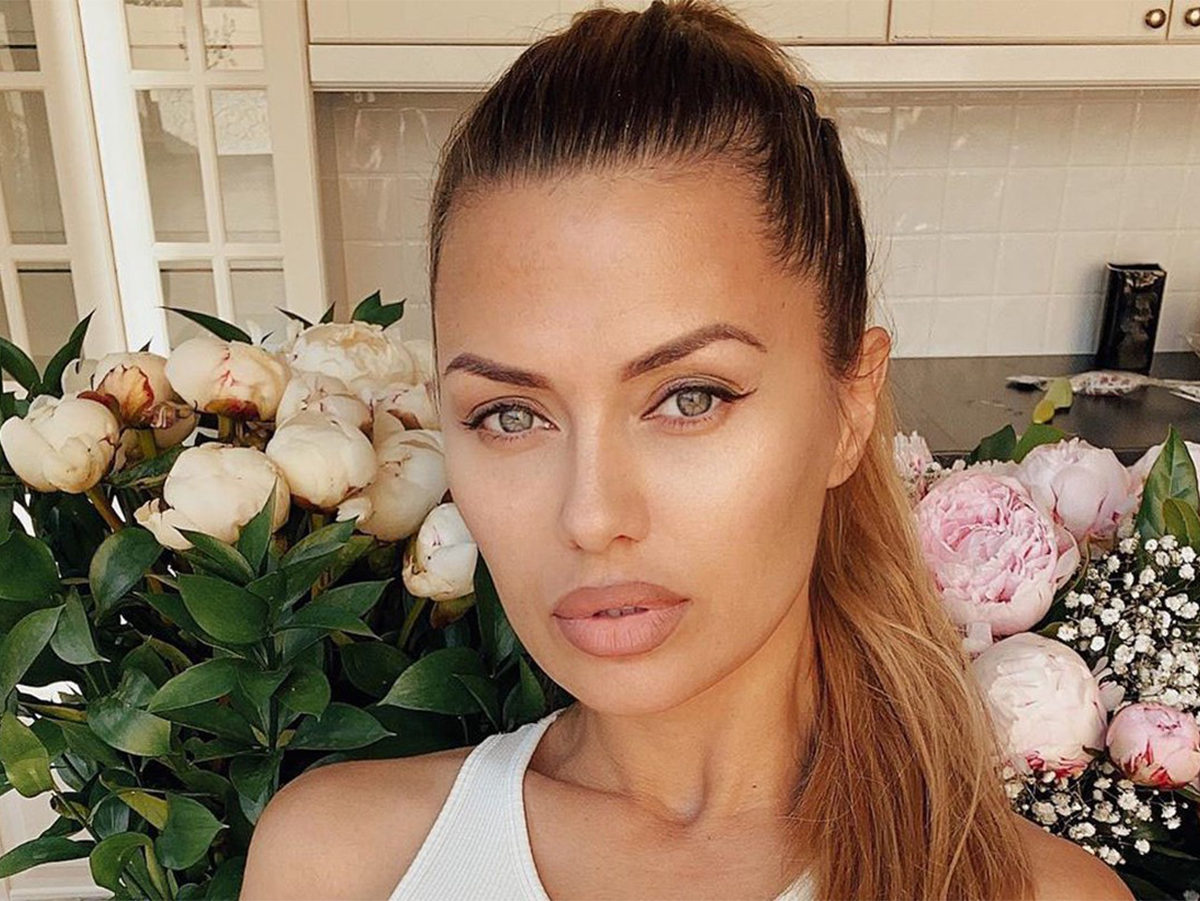 Виктория Боня поделилась откровенным фото в колготках на голой груди0