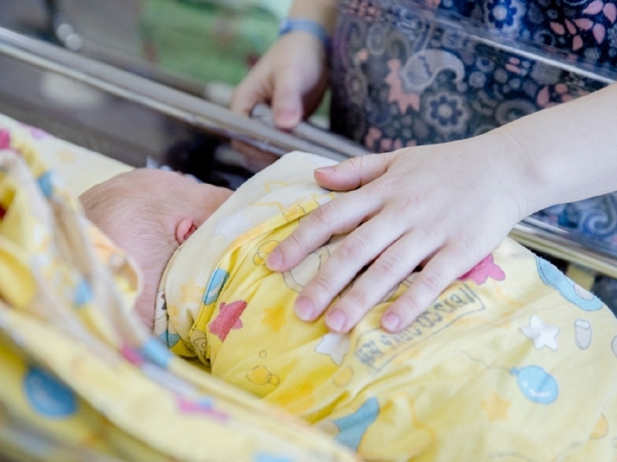 В Петербурге отец, перекусив пуповину при домашних родах, едва не лишил жизни новорожденного сына0