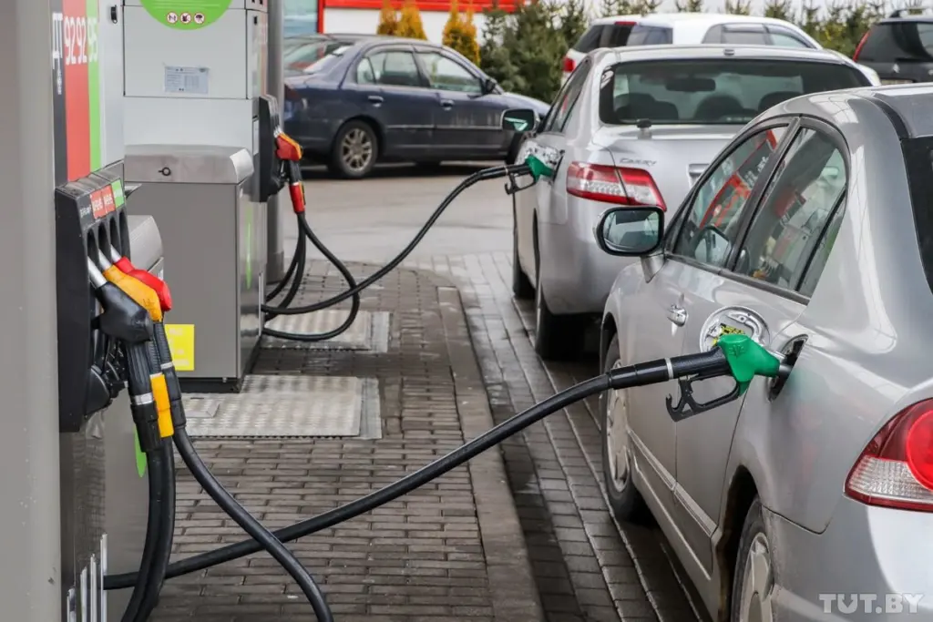 Почему бензин дорожает, когда нефть дешевеет? Разбираемся в механизме цен на заправках