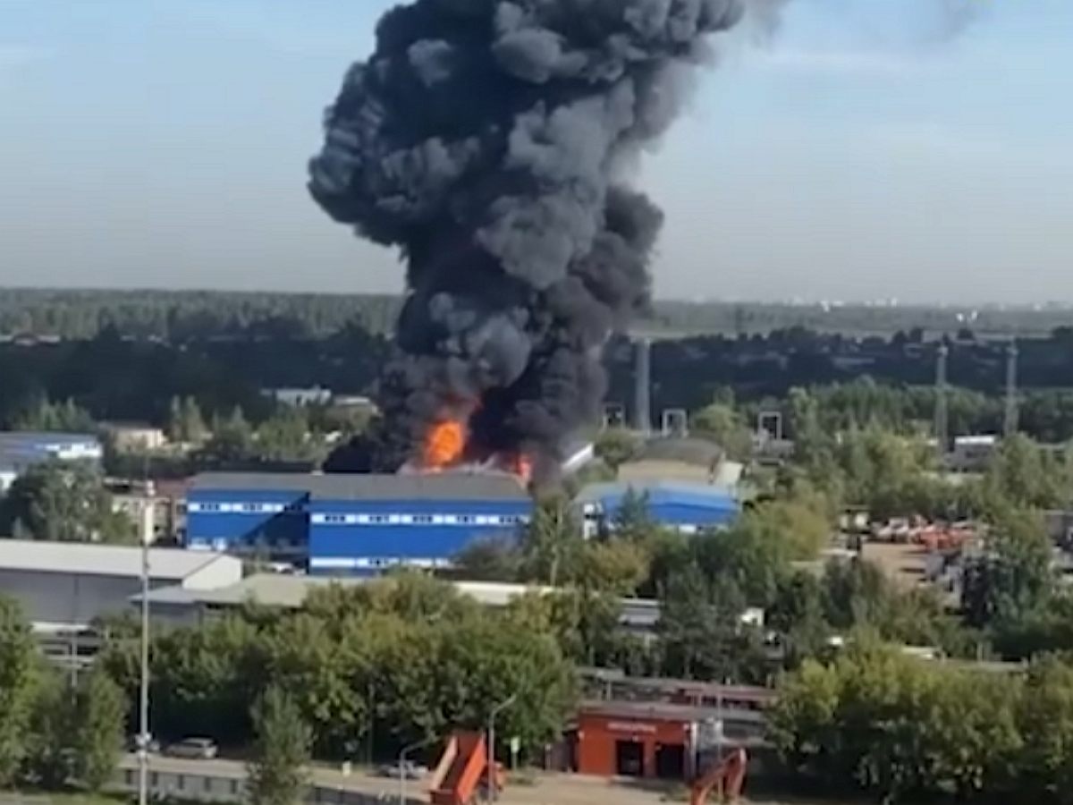 Мощный пожар в Балашихе: взрывы сотрясают подмосковный город0