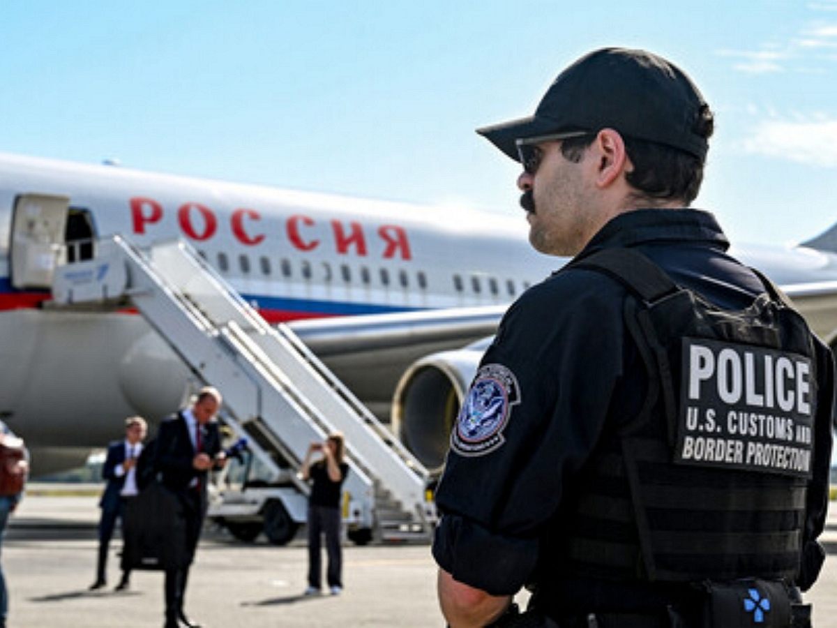 Российская делегация оплатила заправку самолетов на Аляске наличными средствами0