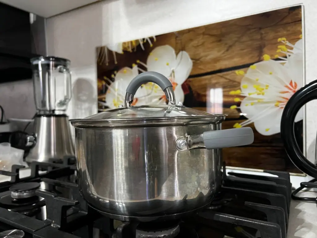 Сливать «первую воду» при варке мяса: мнение шеф-повара и советы по приготовлению