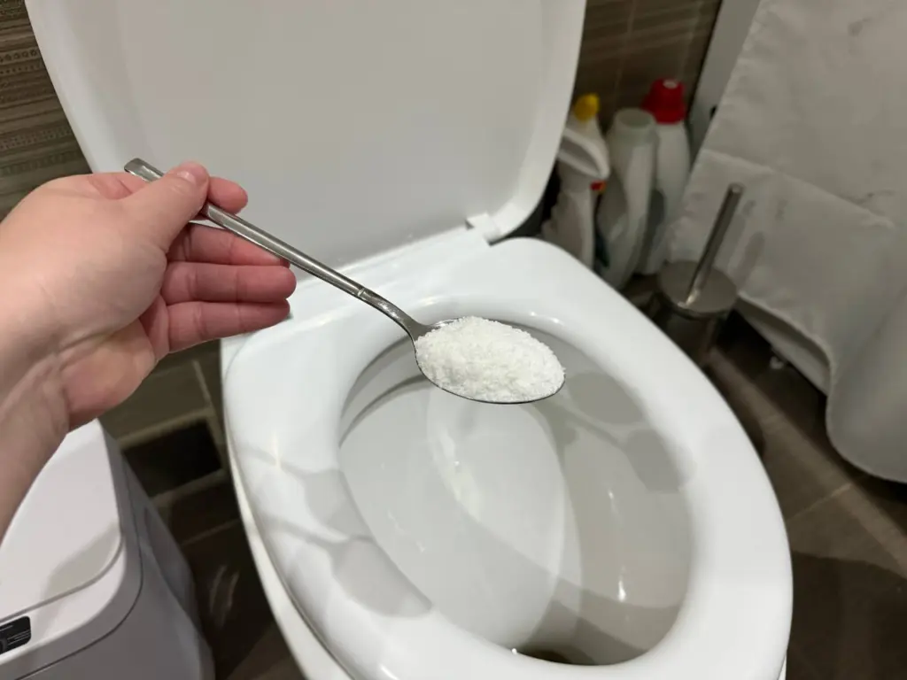 Почему стоит солить воду в унитазе — важные причины, которые нужно знать
