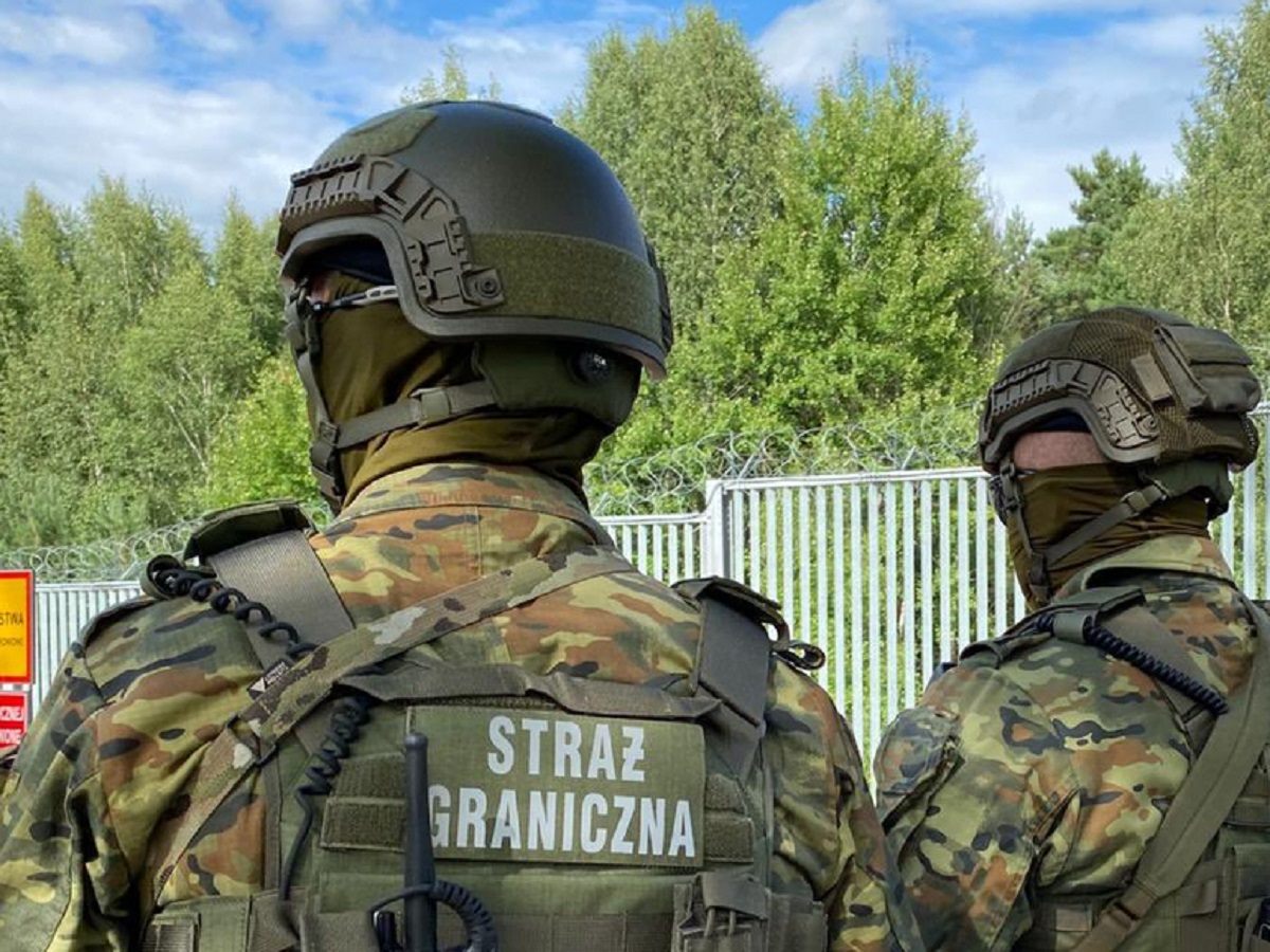 СМИ: украинцев проверяют на границе Польши, раздевая до нижнего белья0