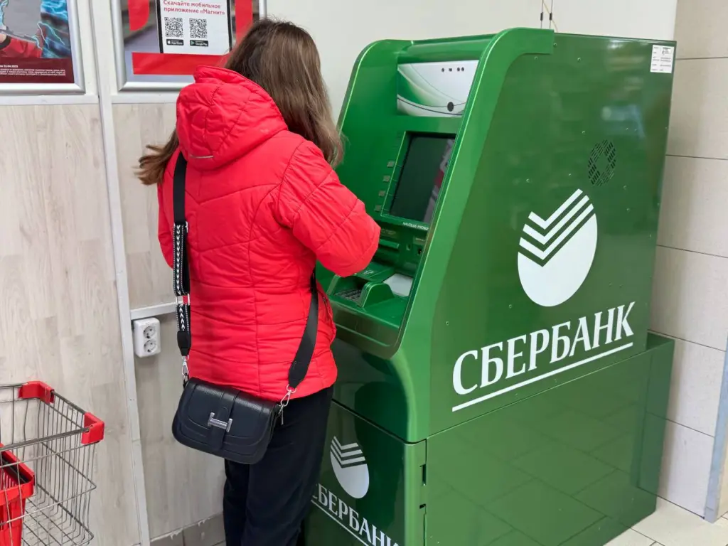 Центробанк заблокирует карту за снятие наличных в ночное время: как избежать заморозки средств в банкомате