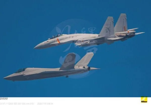 В конце июля появились фотографии, на которых была запечатлена пара китайских палубных многоцелевых самолётов J-35T, выполняющих полёт