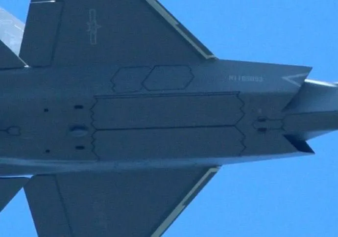 В конце июля появились фотографии, на которых была запечатлена пара китайских палубных многоцелевых самолётов J-35T, выполняющих полёт