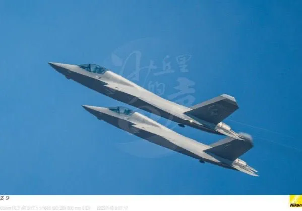 В конце июля появились фотографии, на которых была запечатлена пара китайских палубных многоцелевых самолётов J-35T, выполняющих полёт