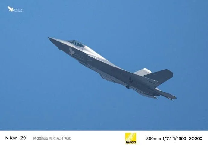 В конце июля появились фотографии, на которых была запечатлена пара китайских палубных многоцелевых самолётов J-35T, выполняющих полёт