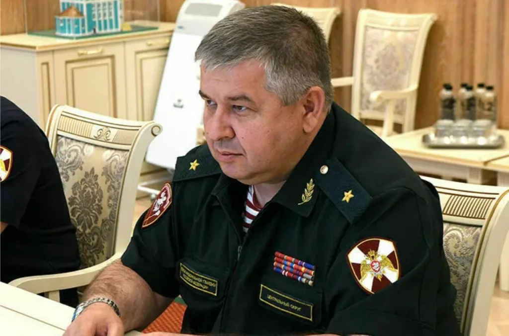 Замкомандующего Центральным округом Росгвардии Вадим Драгомирецкий ушёл на СВО. В прошлом году его приговорили к девяти годам по делу о получении взятки в 19 млн рублей
