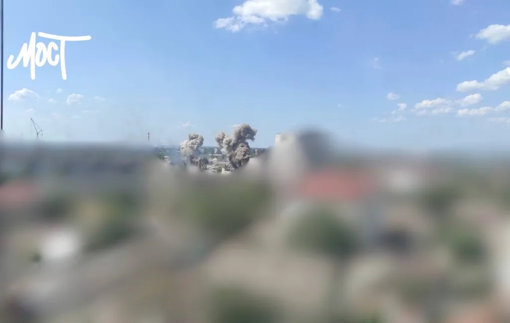 Местные мониторинговые каналы сообщают о задымлении после прилета в Херсоне