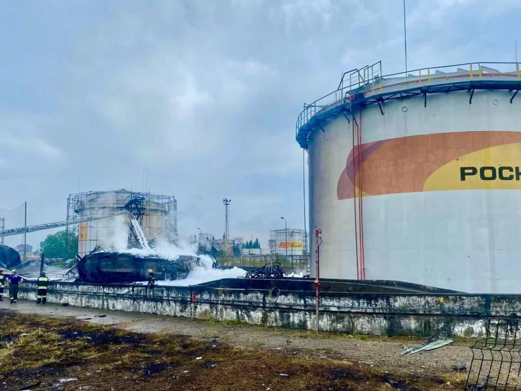 Пожар на нефтебазе в Адлере потушили спустя почти 12 часов
