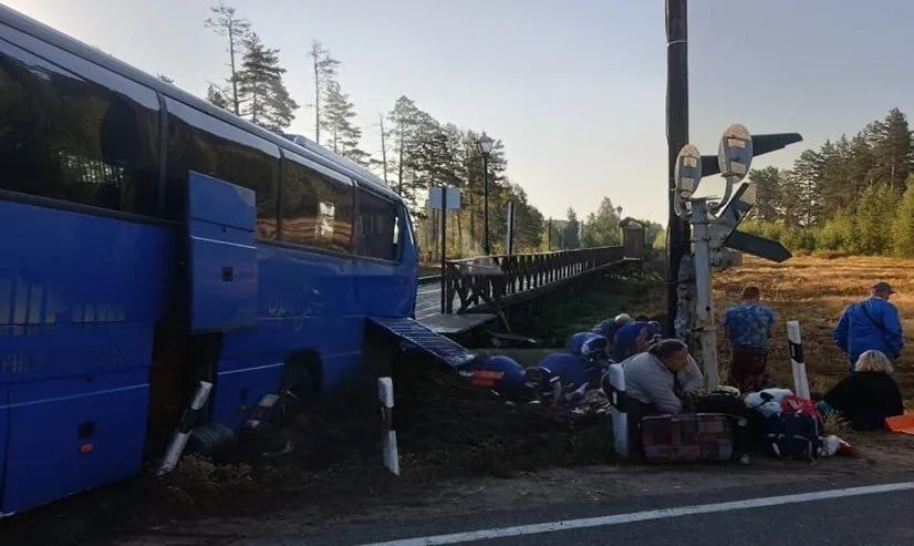 Один человек погиб при столкновении автобуса с грузовым поездом на железнодорожном перегоне "Олонец-Лодейное" в Ленинградской области