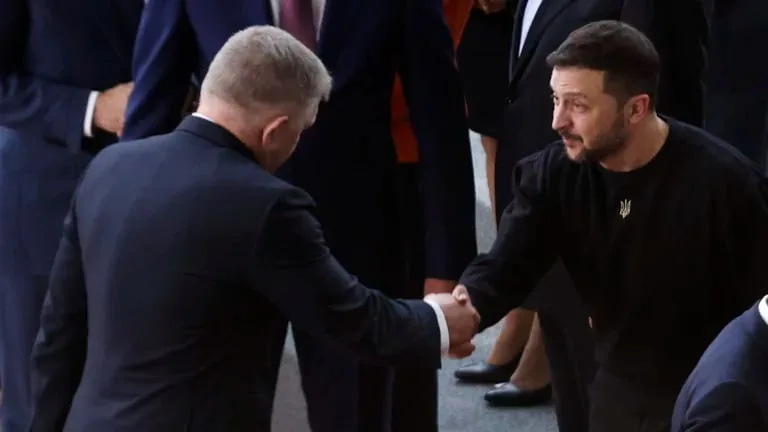 Словакия продолжает продавать оружие Украине, пишет Politico