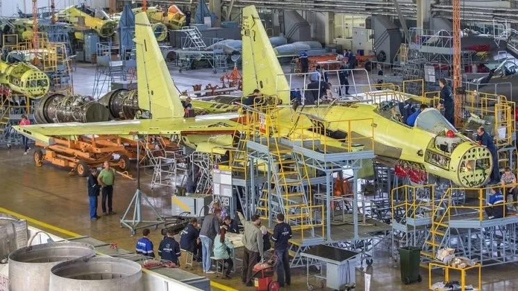 Российские ВВС продолжают пополнение парка современными истребителями Су-35