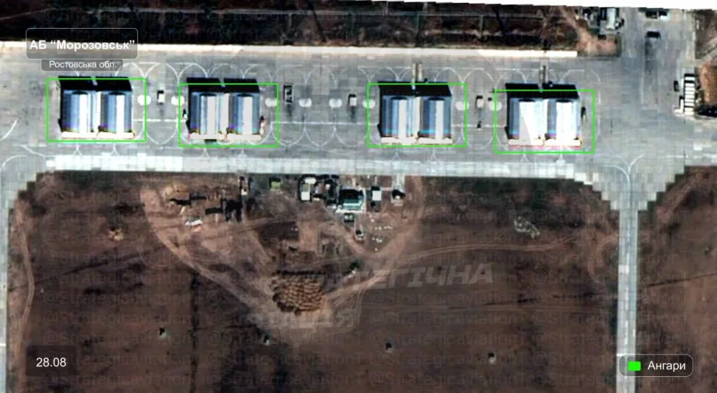 Спутниковые снимки авиабазы Морозовск в Ростовской области от 27 августа, на которых можно увидеть 18 защитных ангаров, построенных на данный момент