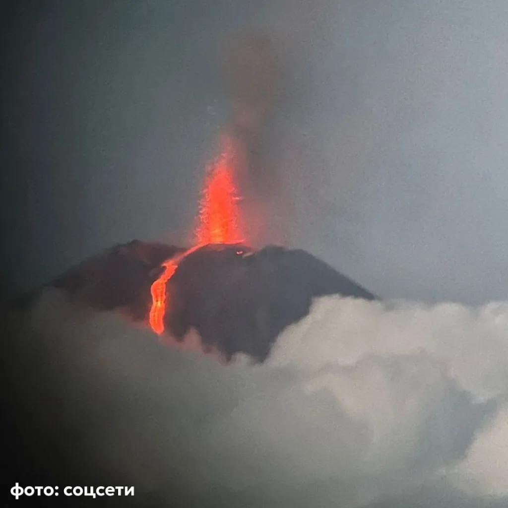 В сети публикуют кадры извержения вулкана Ключевская сопка. За сутки на Камчатке было зафиксировано два выброса пепла на высоту до 4 км