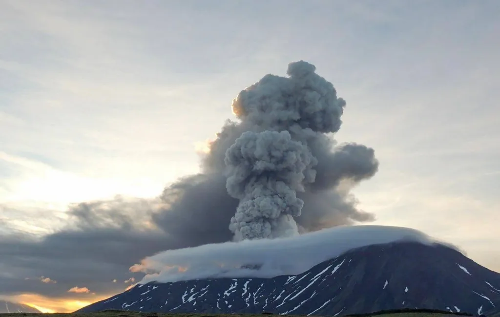 Кадры выброса пепла вулканом Крашенинникова на Камчатке