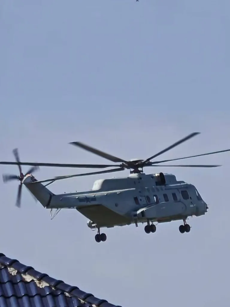 Китай представил новый тяжелый военно-морской вертолет Z-8D